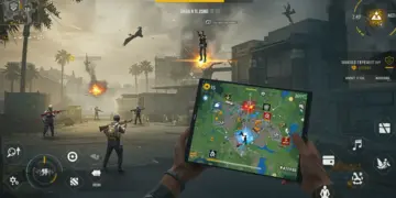 Free Fire player strategizing safe zone movement on a map.